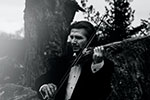 Um homem tocando violino com a cor da imagem eme preto e branco